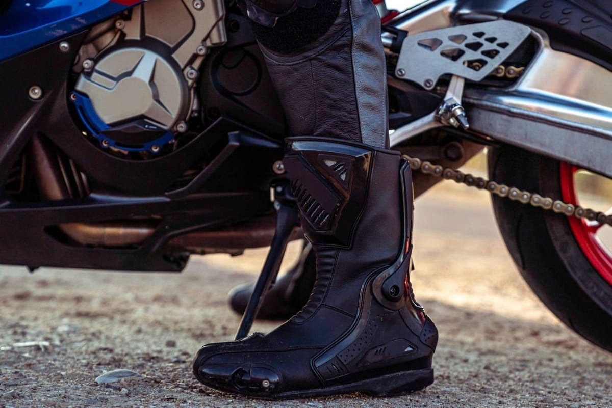 Tanie buty motocyklowe – jakie modele warto wybrać, aby nie przepłacać?
