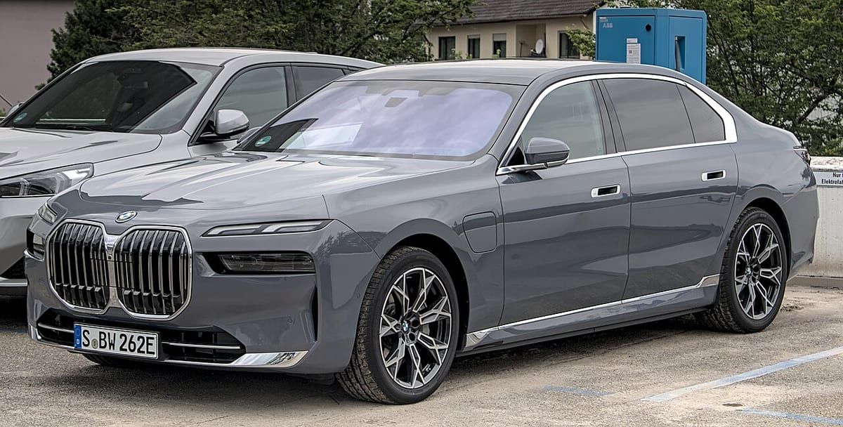 BMW 7 G70 (2023-2024) – schematy bezpieczników i przekaźników