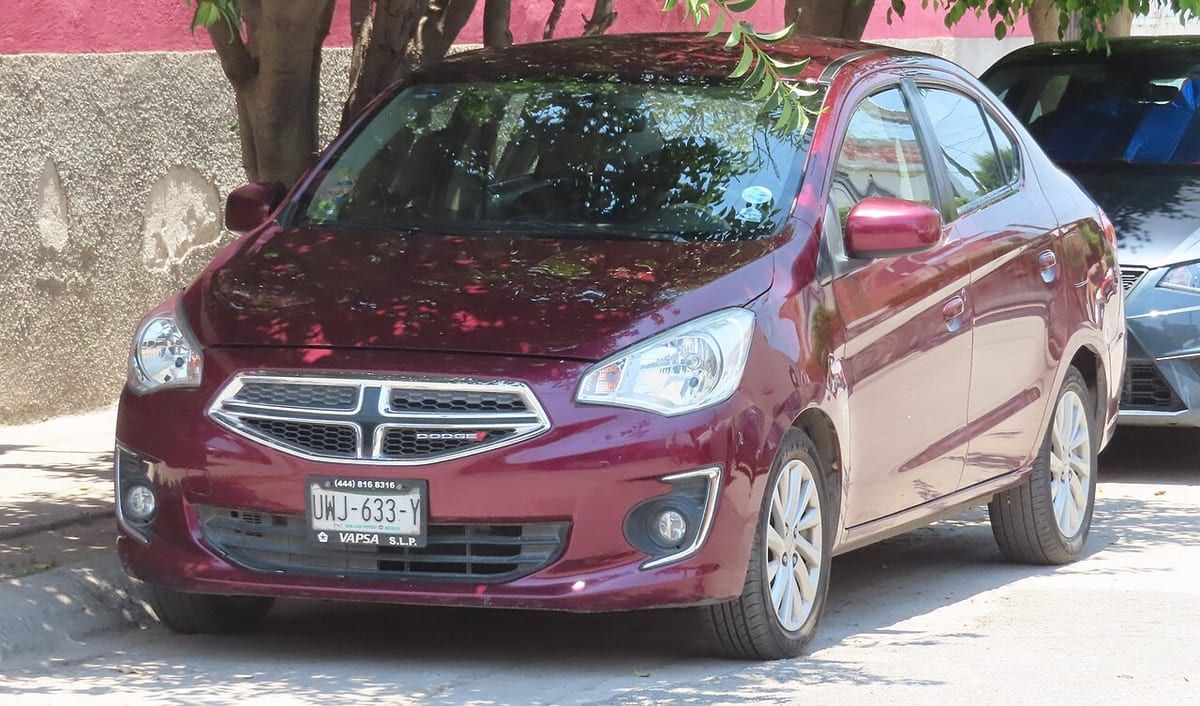 Dodge Attitude (2015-2019) – schematy bezpieczników i przekaźników