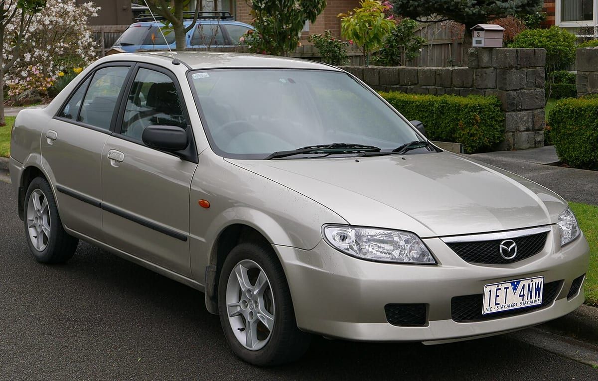 Mazda Protegé (2000-2001) – schematy bezpieczników i przekaźników