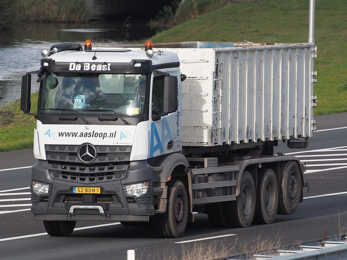 Mercedes-Benz Arocs (2019-2023) – schematy bezpieczników i przekaźników