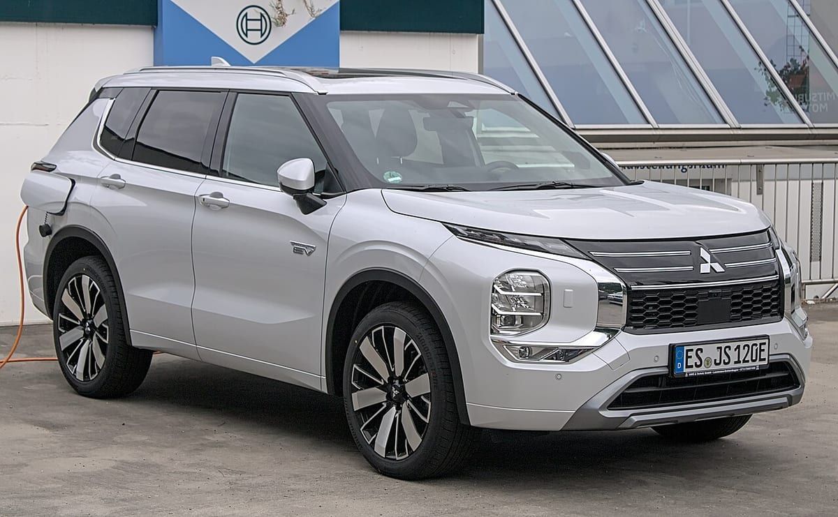 Mitsubishi Outlander II (2007-2013) – schematy bezpieczników i przekaźników