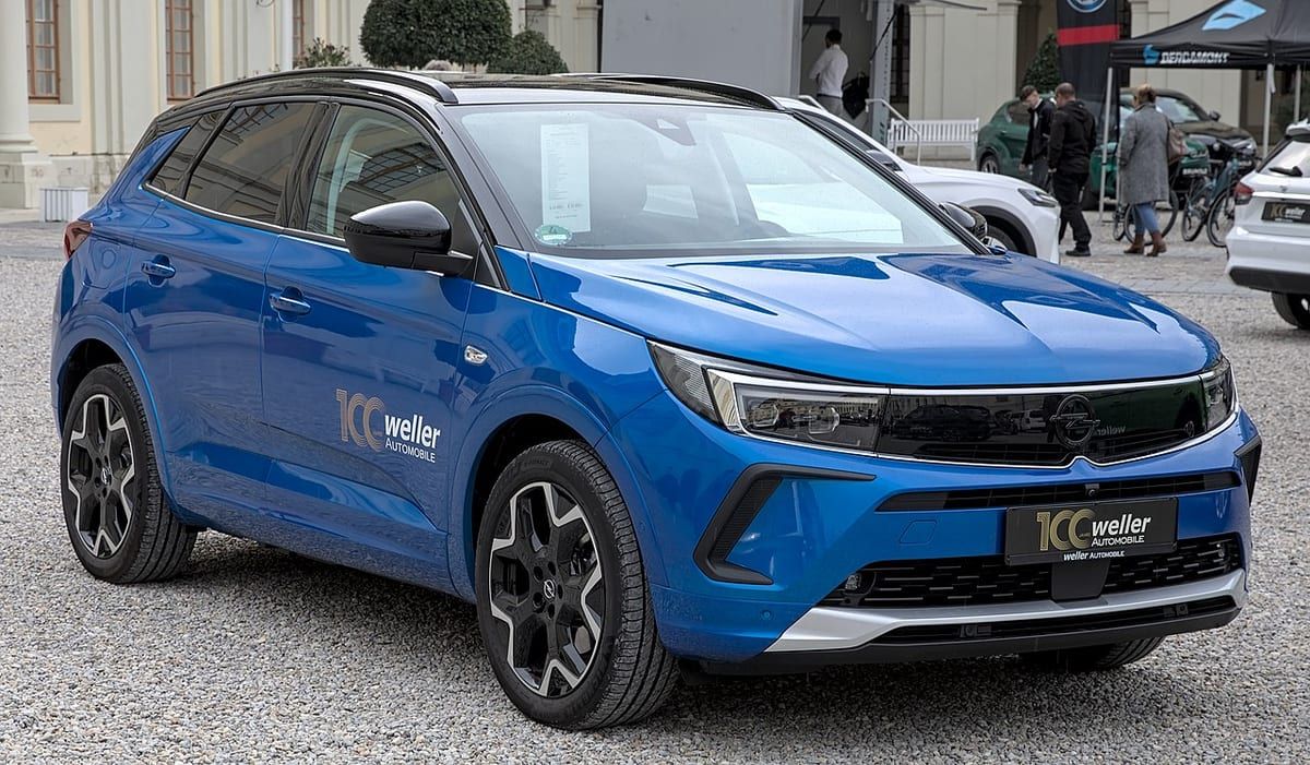Opel Grandland (2022) – schematy bezpieczników i przekaźników