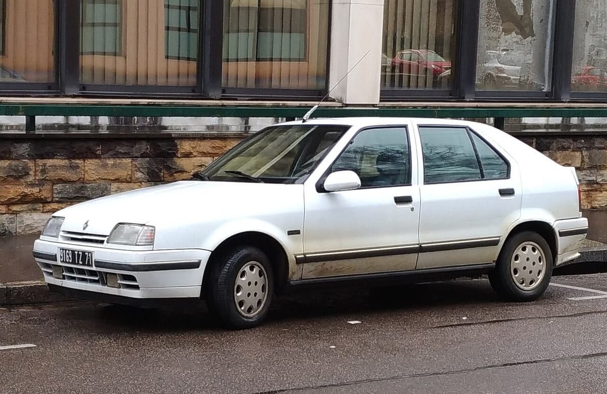 Renault 19 (1994-2000) – schematy bezpieczników i przekaźników