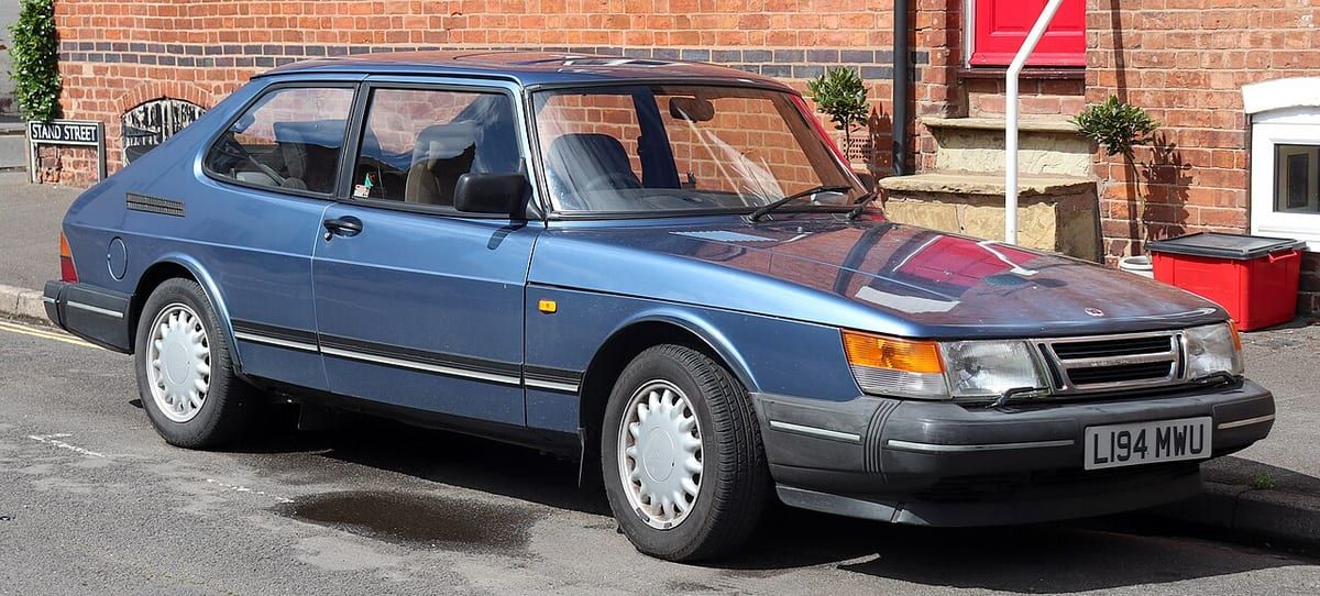 Saab 900 (1994-1998) – schematy bezpieczników i przekaźników