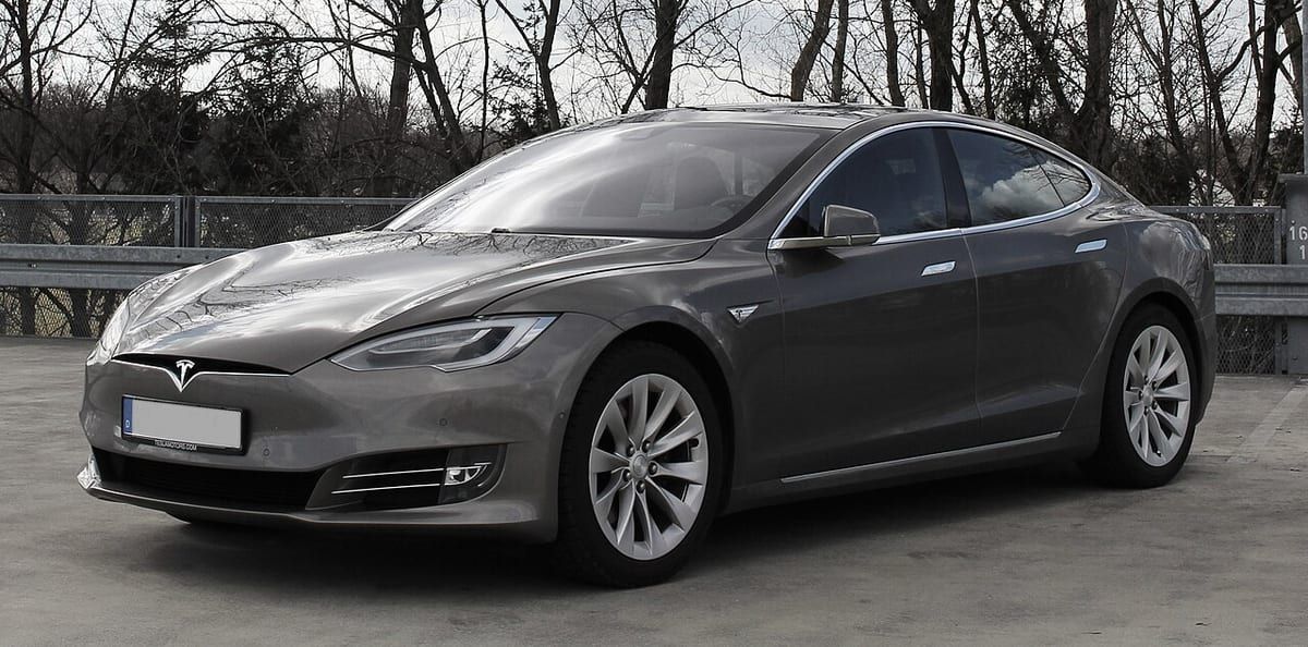 Tesla Model S (2016-2020) – schematy bezpieczników i przekaźników
