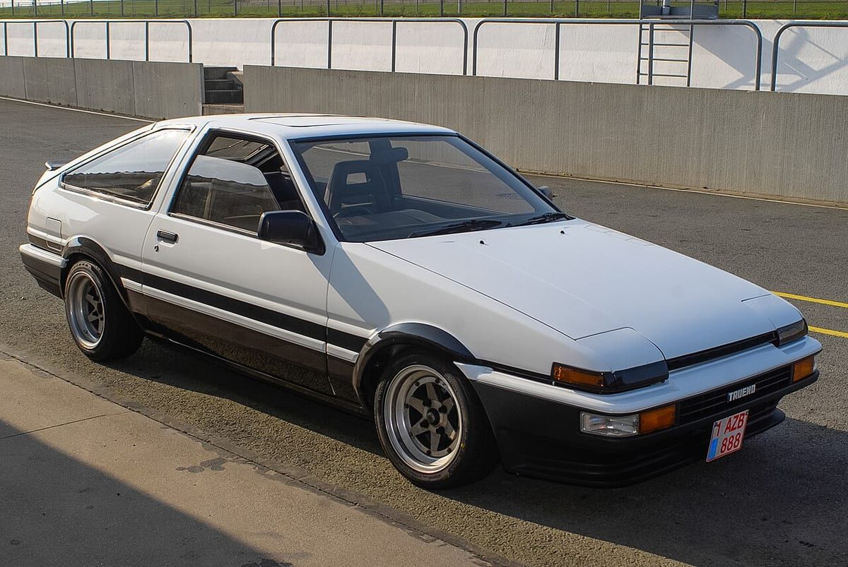 Toyota Corolla AE86 (1983-1987) – schematy bezpieczników i przekaźników