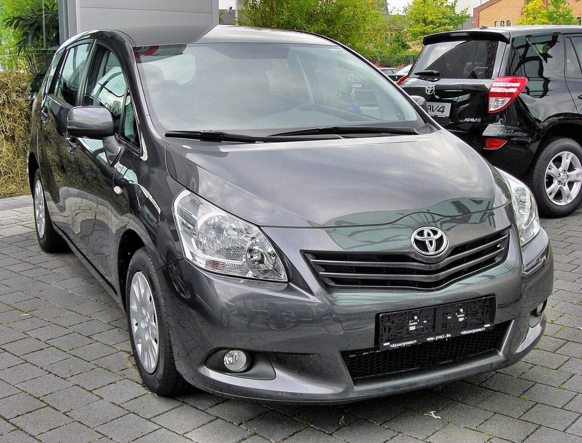 Toyota Verso (AR20) (2009-2017) – schematy bezpieczników i przekaźników